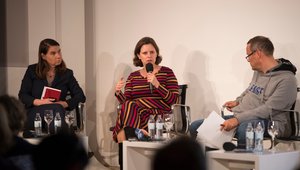 Sabine Frank, Juliane Seifert und Thomas Krüger im Gespräch auf dem Podium